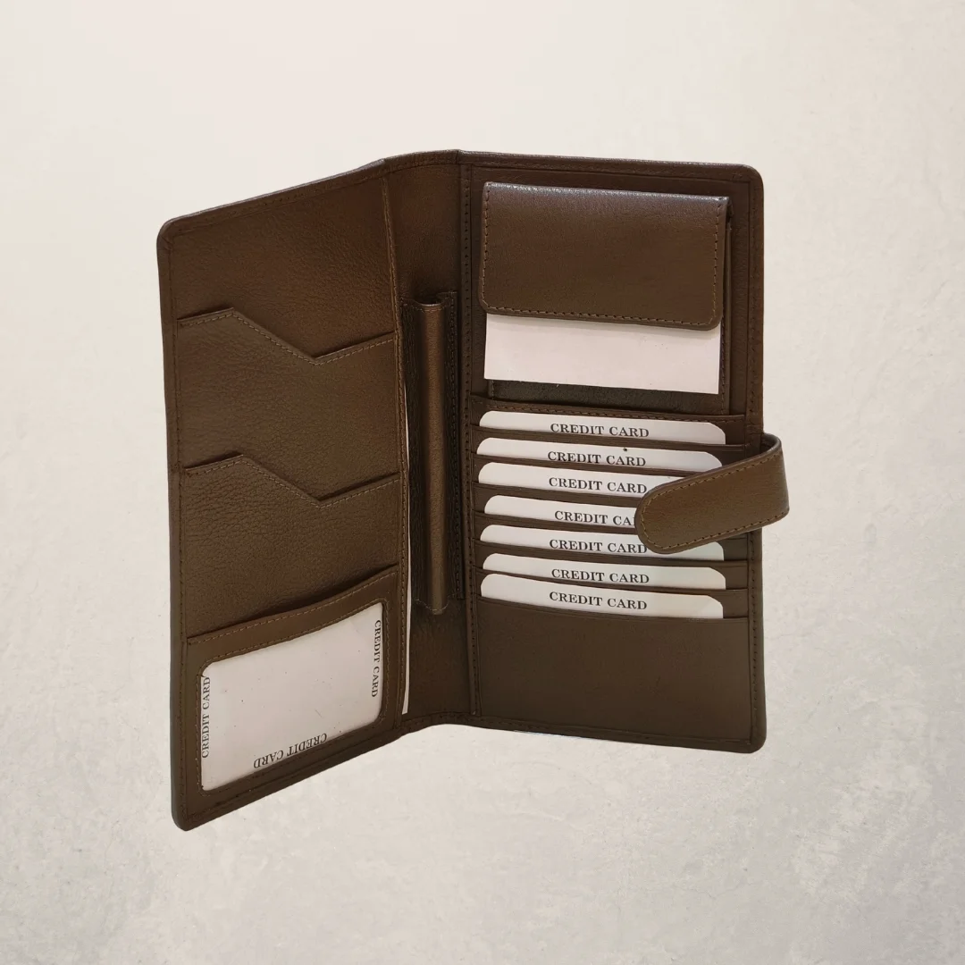 Wallets & Clutches photo 3